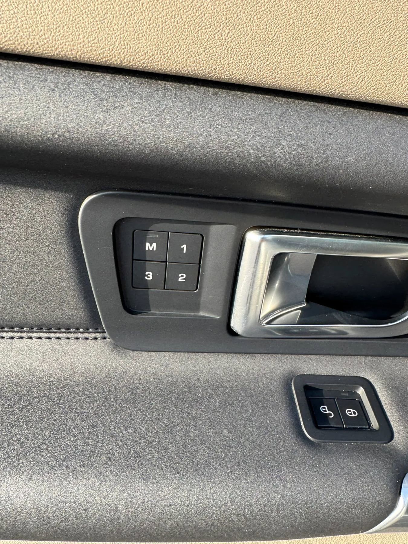 Used 2018 Land Rover Discovery Sport HSE image 29