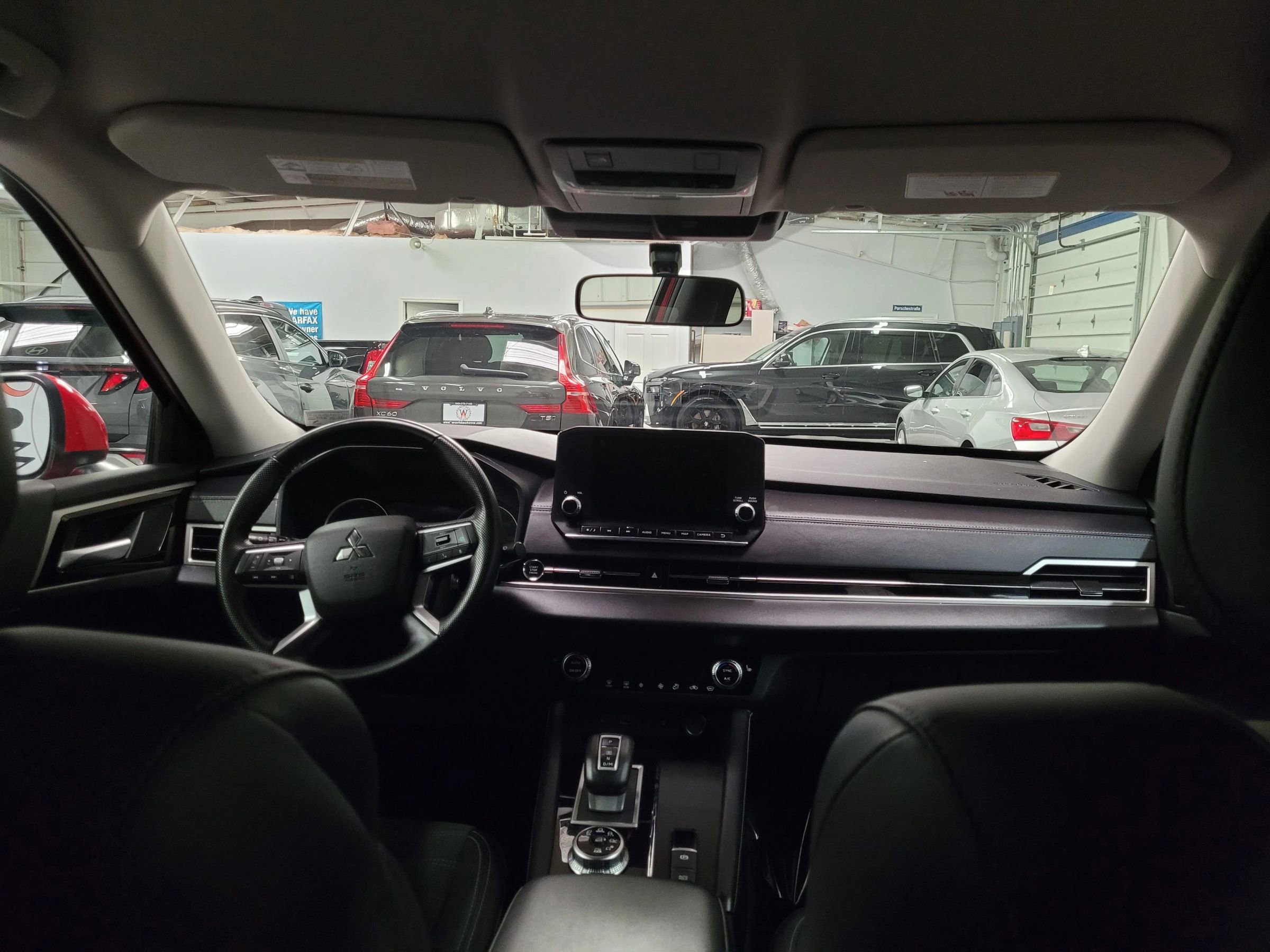 Used 2024 Mitsubishi Outlander SE Black Edition image 32