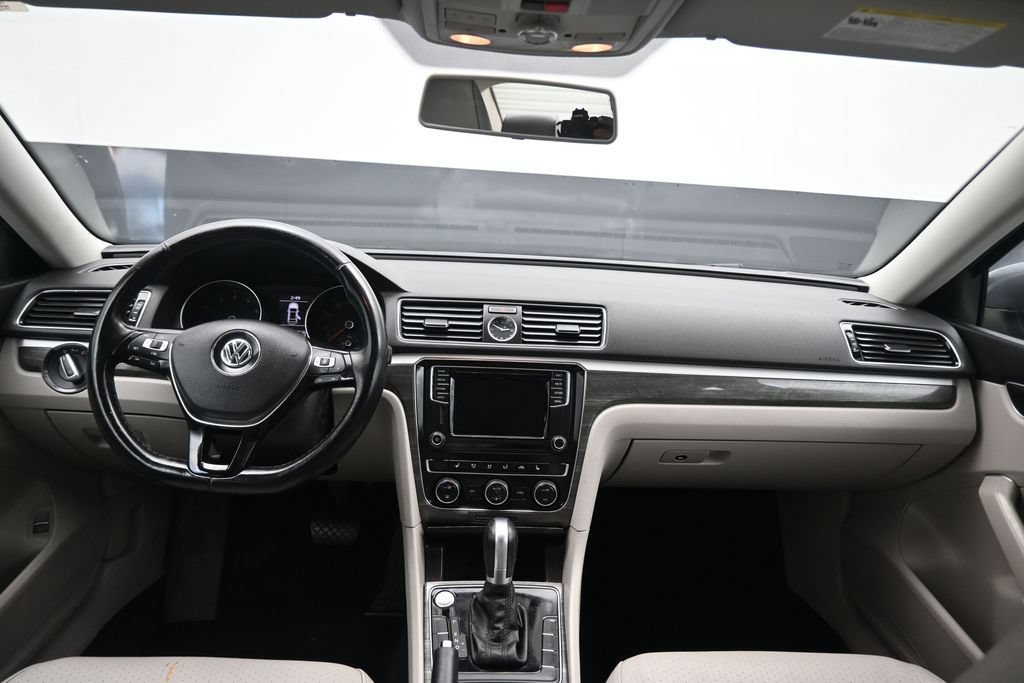 Used 2017 Volkswagen Passat 1.8T SE FWD image 38
