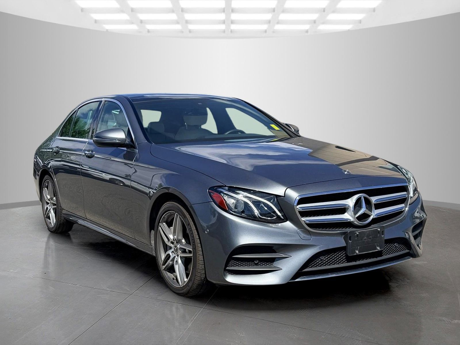 Used 2018 Mercedes-Benz E 400 4MATIC Sedan image 3