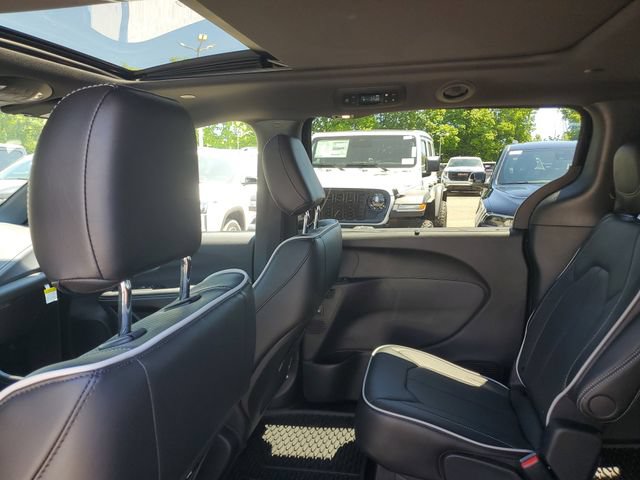 New 2026 Chrysler Pacifica Limited w/ S Appearance Package AWD/4WD image 10