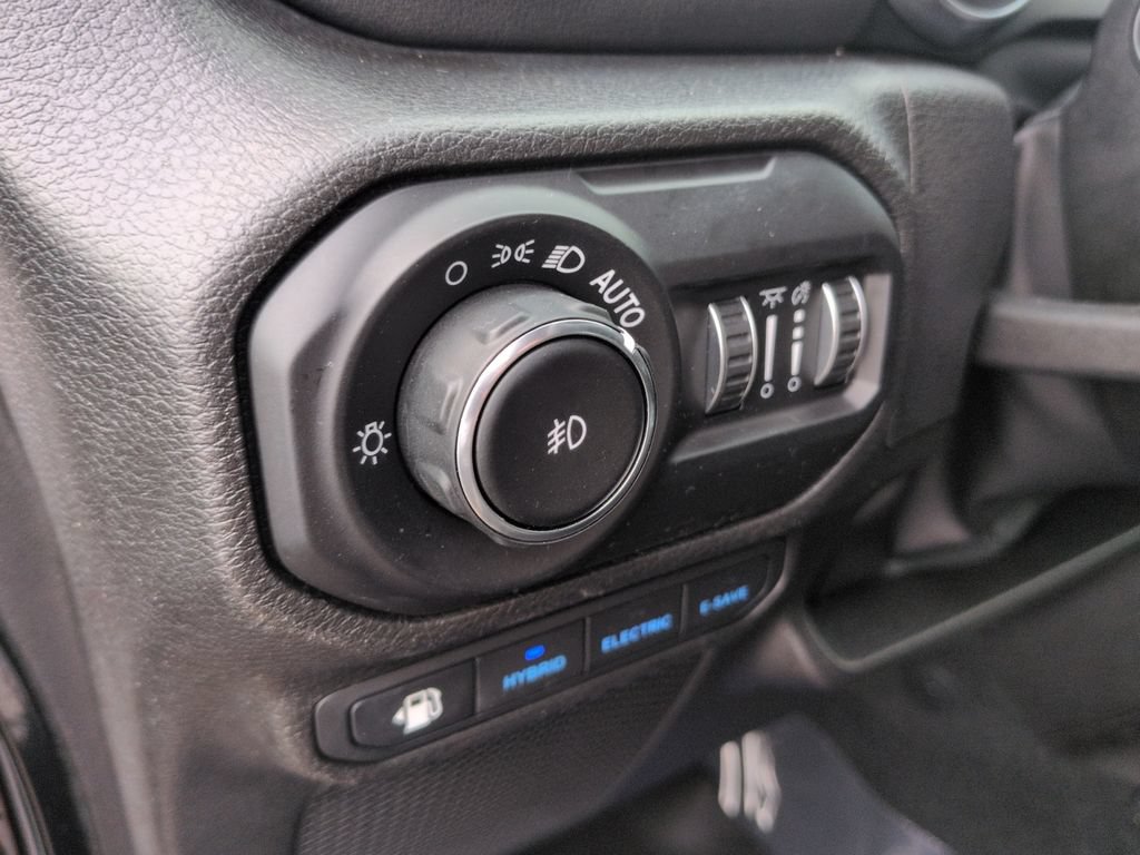 Used 2022 Jeep Wrangler Unlimited Sahara w/ Cold Weather Group AWD/4WD image 22