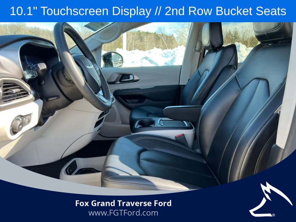 Used 2024 Chrysler Pacifica Touring-L image 3