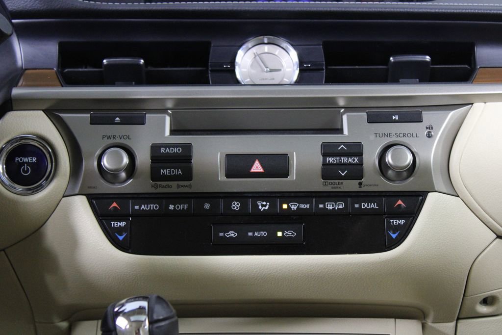 Used 2014 Lexus ES 300h w/ Luxury Package w/Bamboo Trim image 21