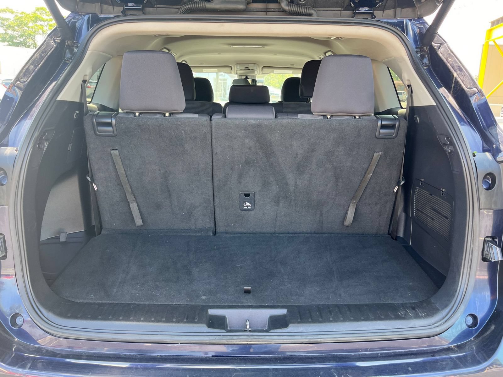 Used 2025 Toyota Highlander LE FWD image 35