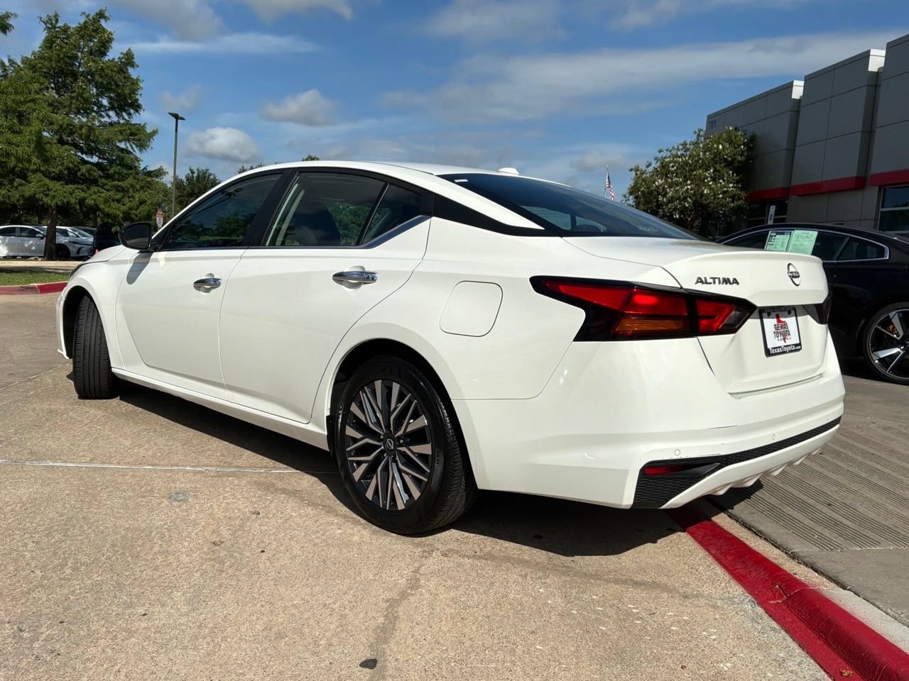 Used 2025 Nissan Altima 2.5 SV FWD image 8