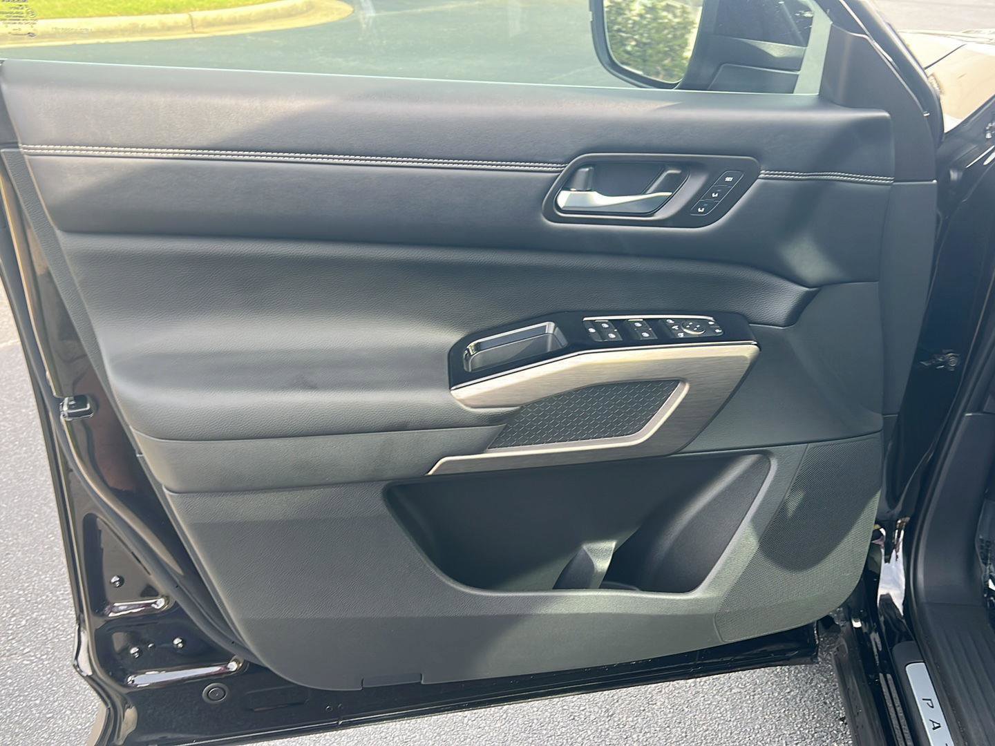 Used 2023 Nissan Pathfinder Platinum image 17