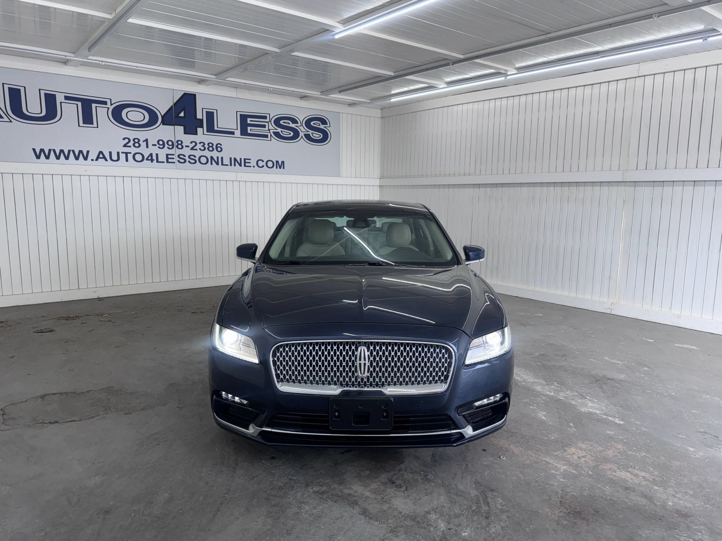 Used 2017 Lincoln Continental Select w/ Climate Package AWD/4WD image 2
