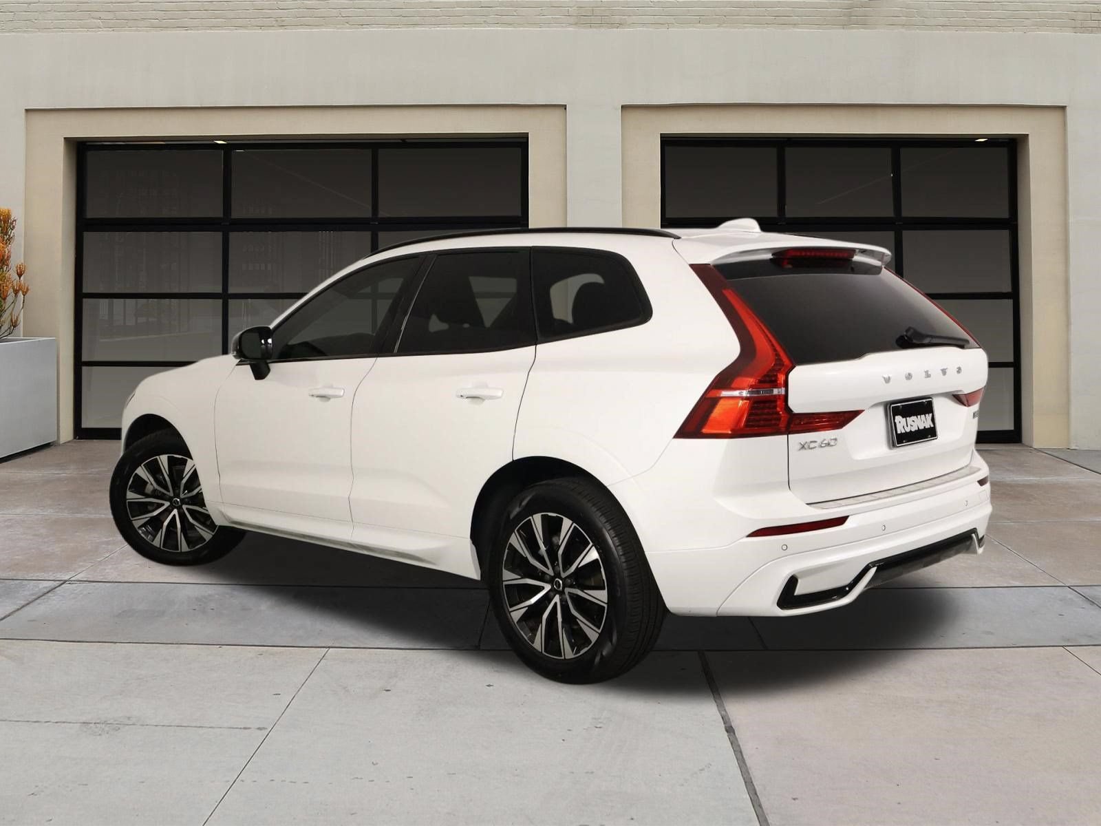 Certified 2024 Volvo XC60 B5 Core AWD/4WD image 2