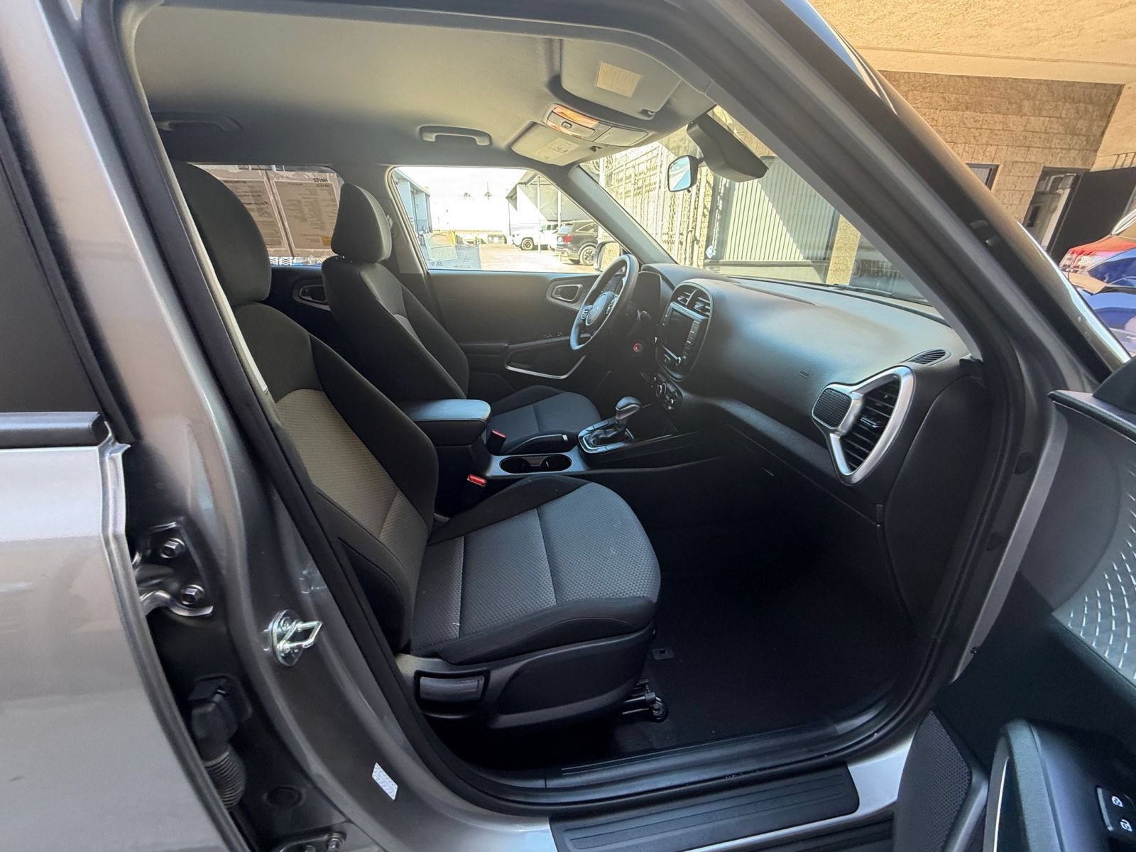 Used 2025 Kia Soul LX w/ LX Technology Package FWD image 34