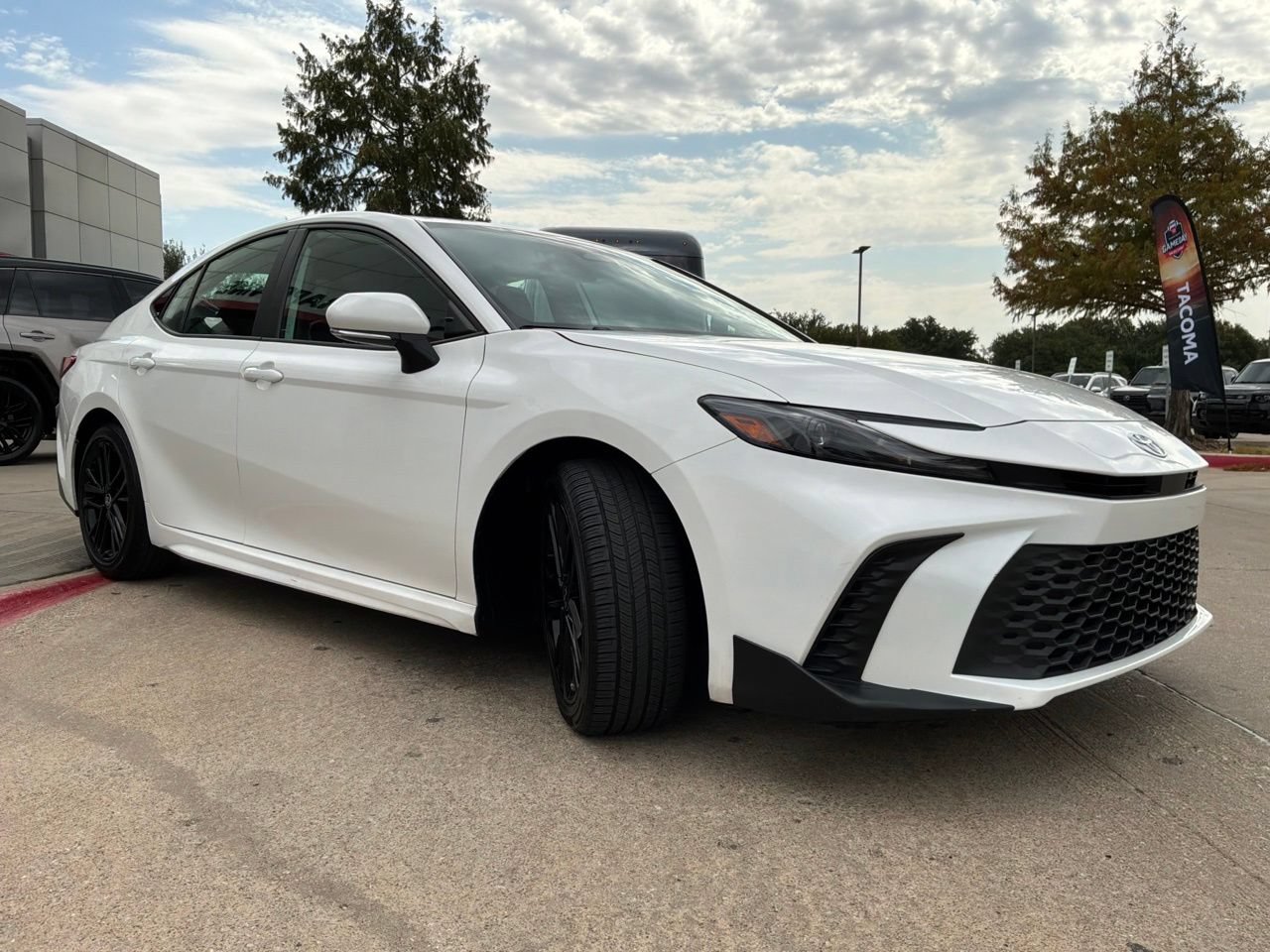 Used 2025 Toyota Camry SE FWD image 4