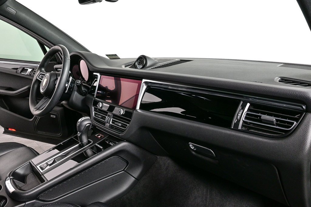Certified 2025 Porsche Macan image 25