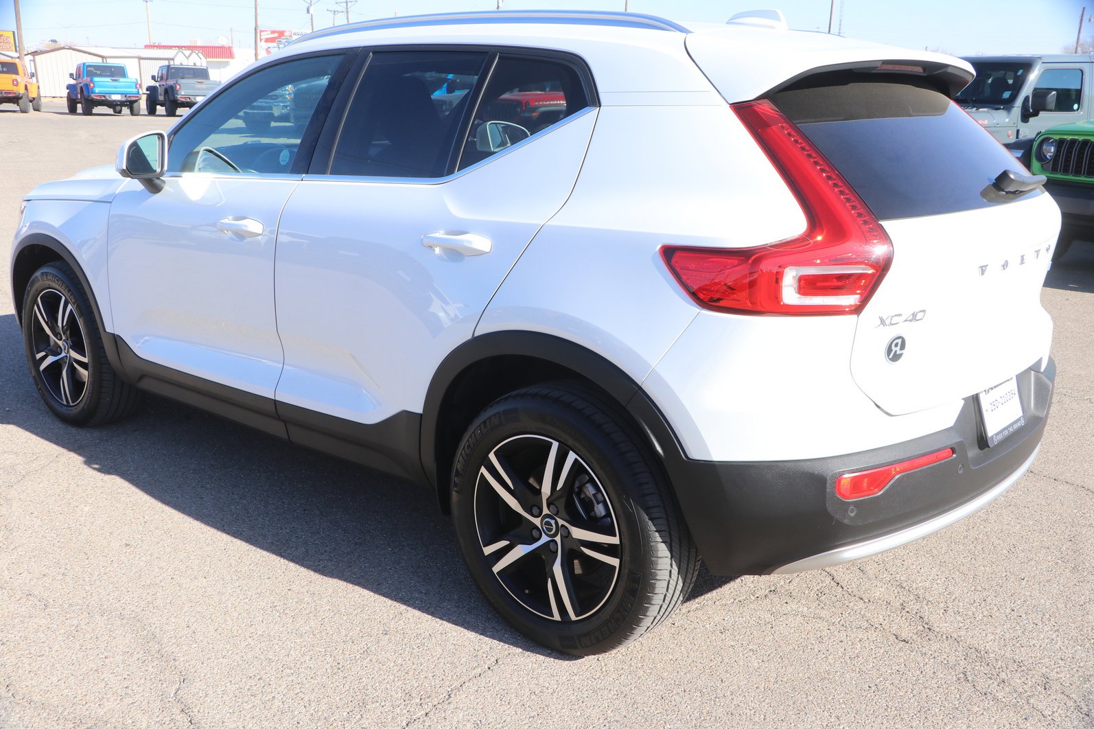 Used 2024 Volvo XC40 B5 Core image 5