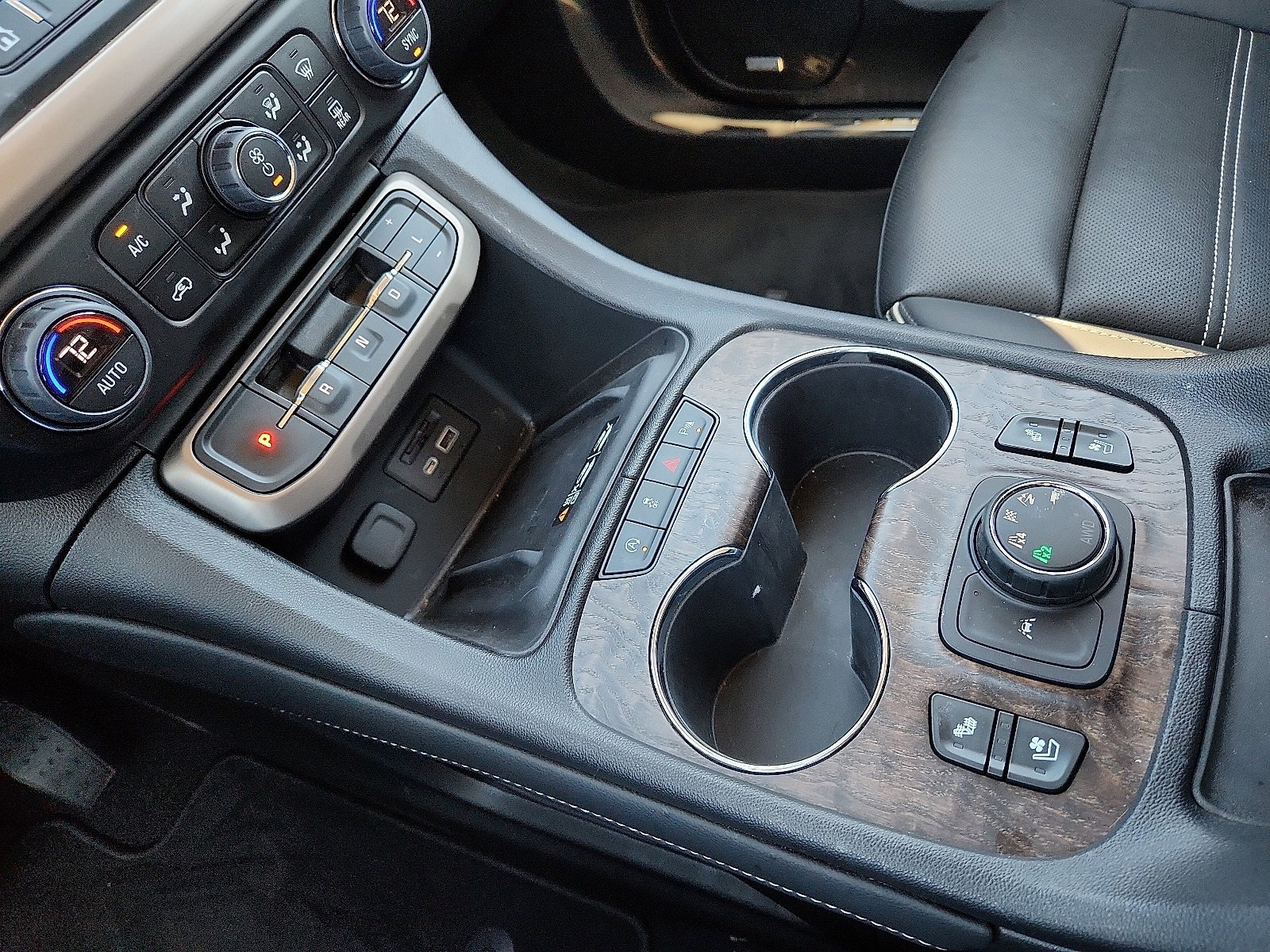 Used 2023 GMC Acadia Denali w/ Black Diamond Edition image 25