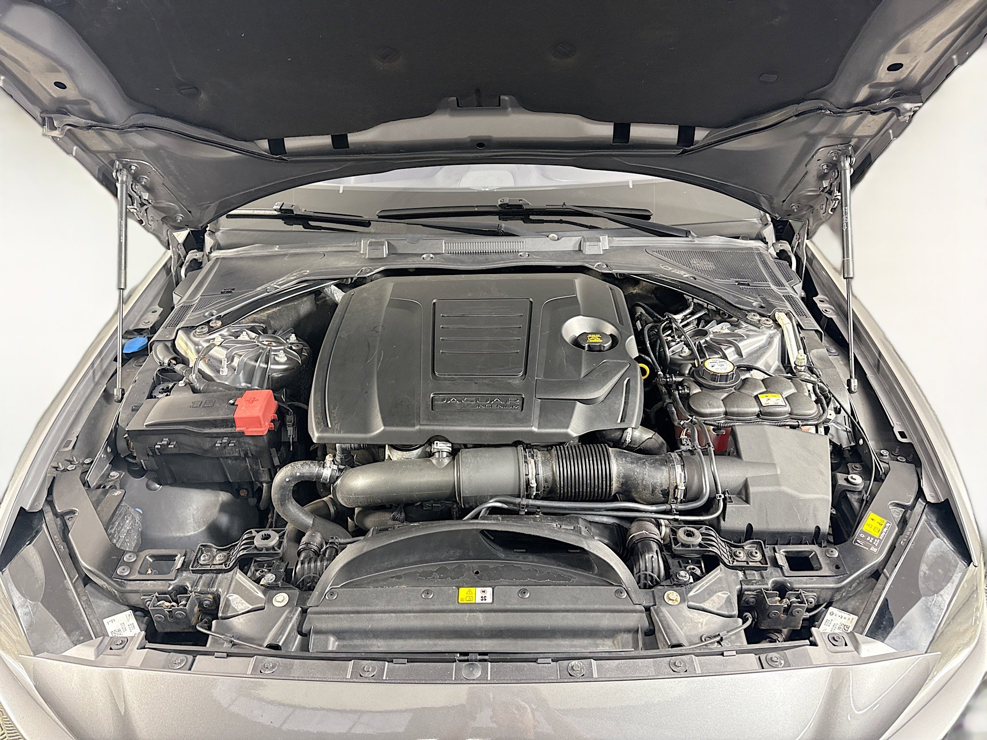 Used 2018 Jaguar XE Premium image 39