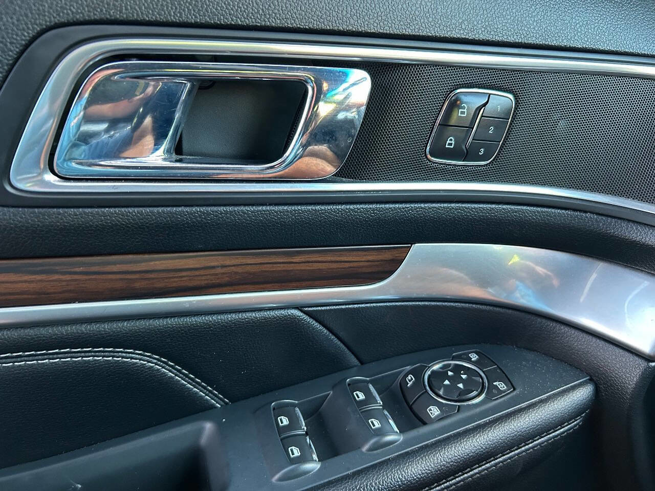 Used 2016 Ford Explorer Limited image 21