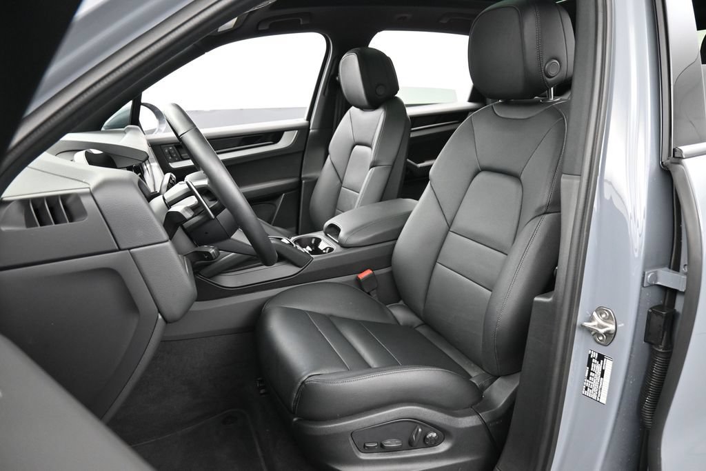 Certified 2026 Porsche Cayenne AWD/4WD image 5