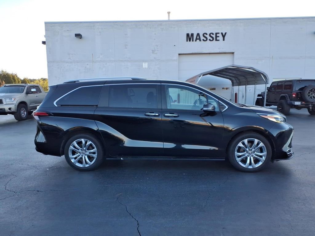 Used 2022 Toyota Sienna Platinum image 2