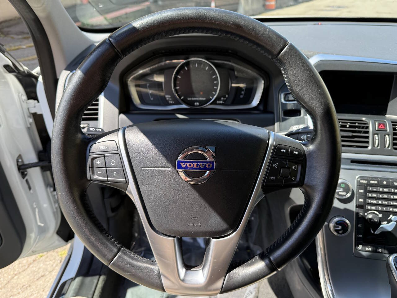Used 2017 Volvo XC60 T6 Dynamic w/ Preferred Option Package AWD/4WD image 40
