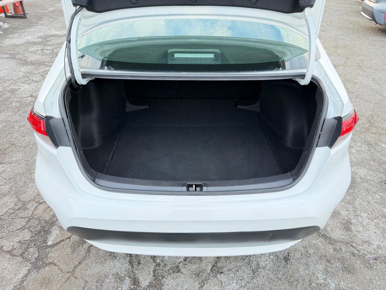 Used 2021 Toyota Corolla LE FWD image 26