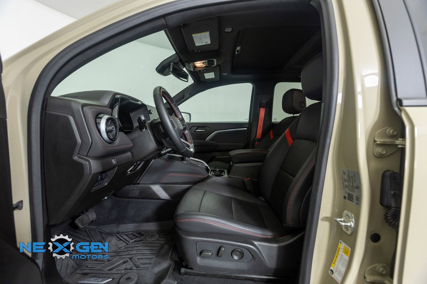 Used 2024 Chevrolet Colorado Z71 w/ Z71 Convenience Package 2 AWD/4WD image 11