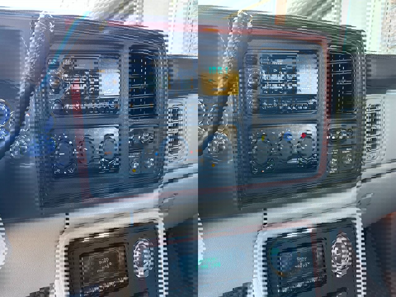 Used 2002 Cadillac Escalade EXT image 28