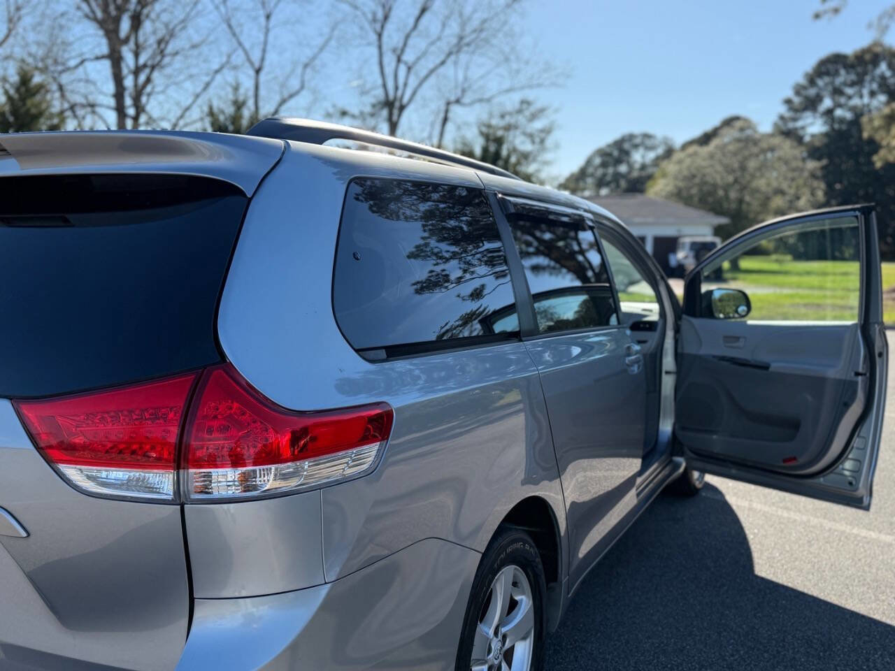 Used 2011 Toyota Sienna LE image 11