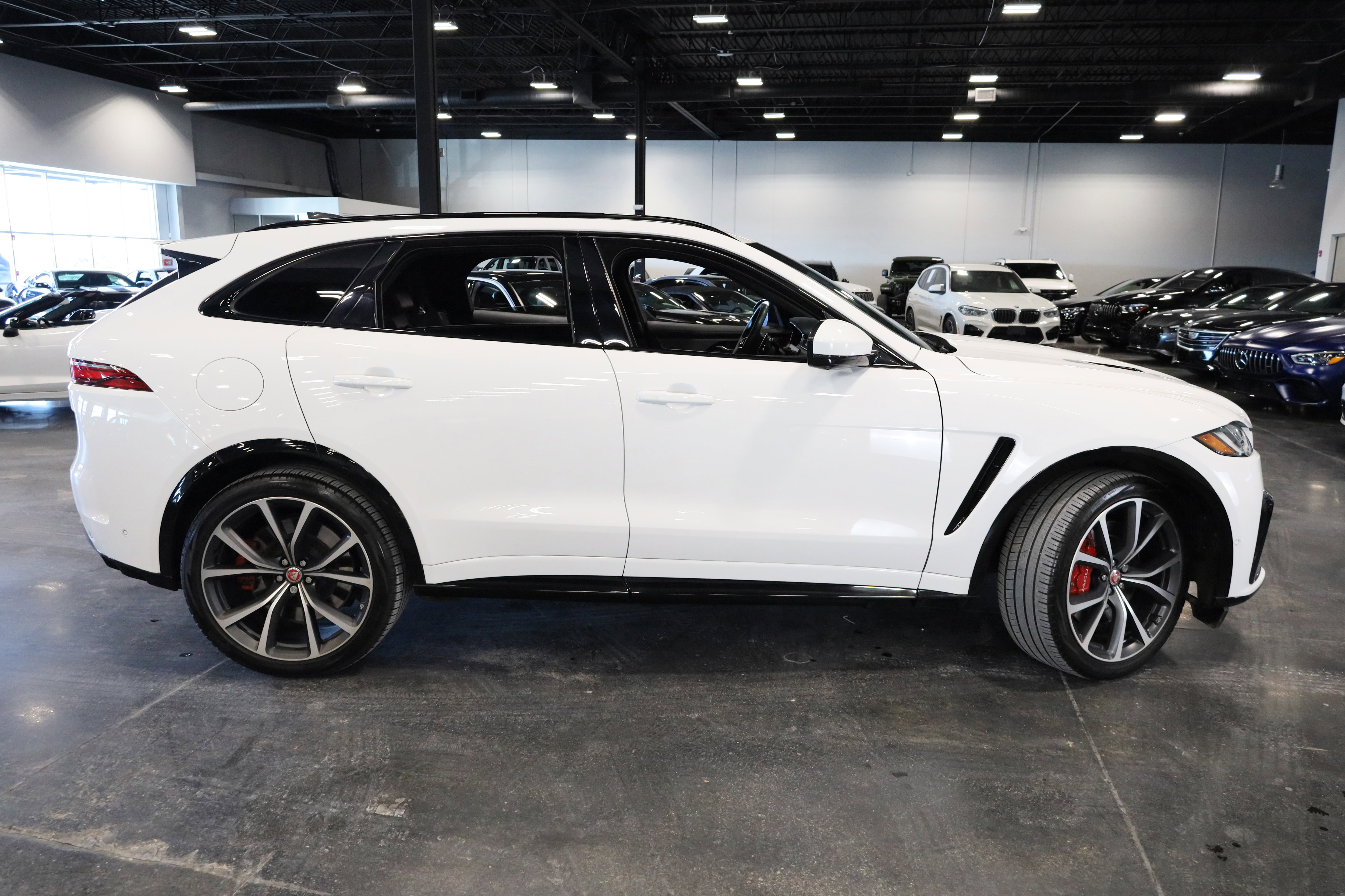 Used 2023 Jaguar F-PACE SVR image 8