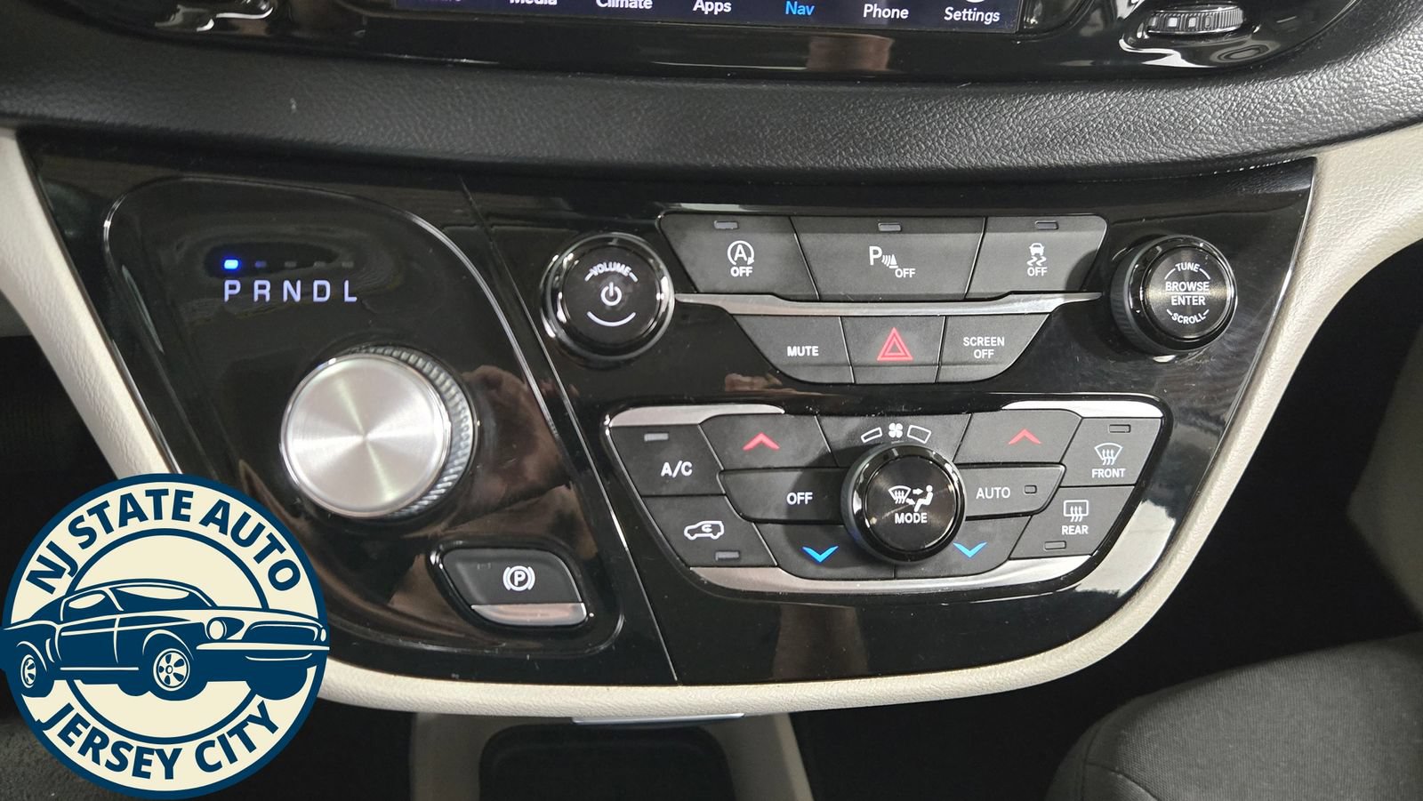 Used 2019 Chrysler Pacifica Touring Plus w/ Tire & Wheel Group FWD image 15