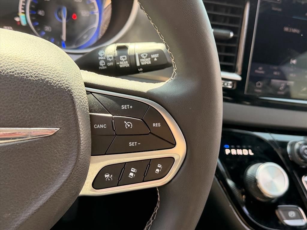 Used 2025 Chrysler Pacifica Select image 23