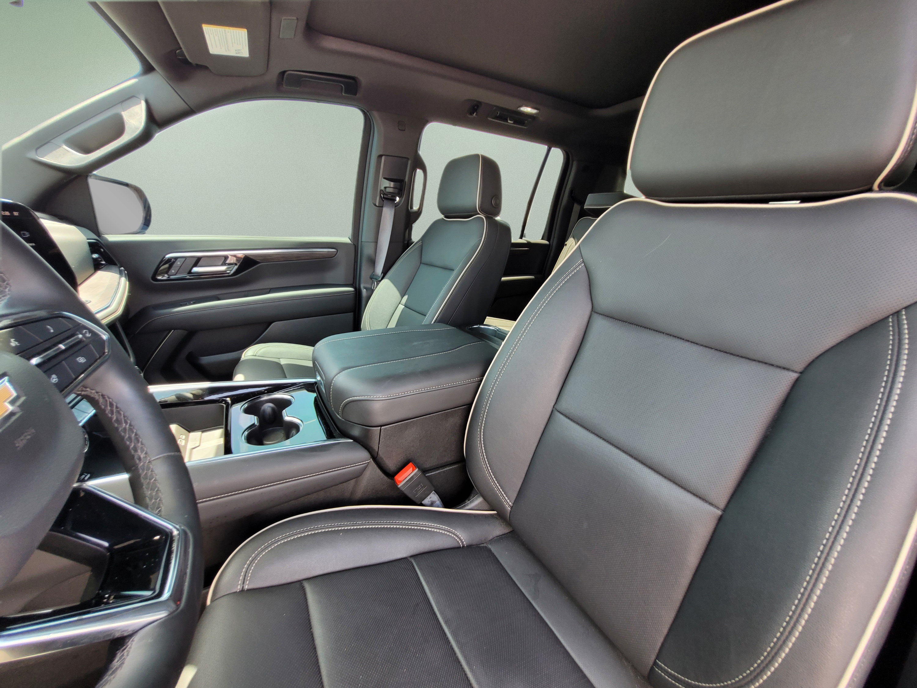 Used 2026 Chevrolet Suburban Premier AWD/4WD image 31