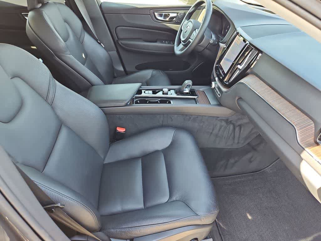 Used 2022 Volvo XC60 B5 Momentum AWD/4WD image 24