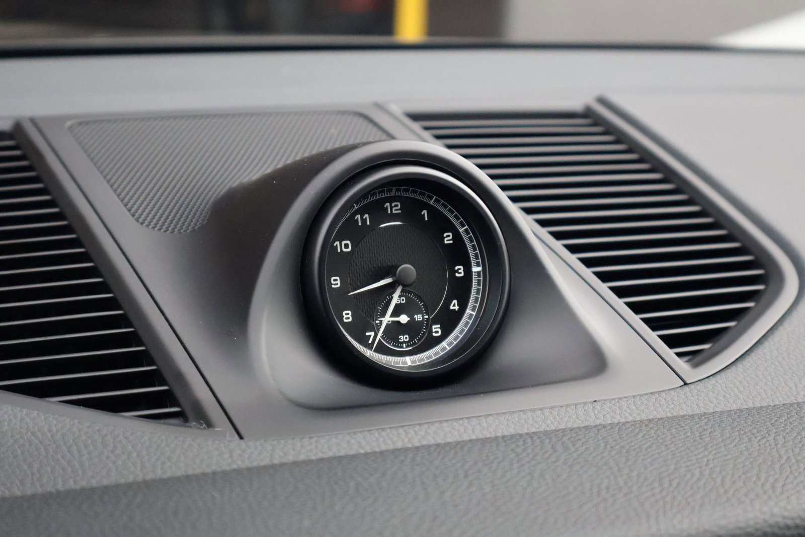 Certified 2025 Porsche Macan image 28