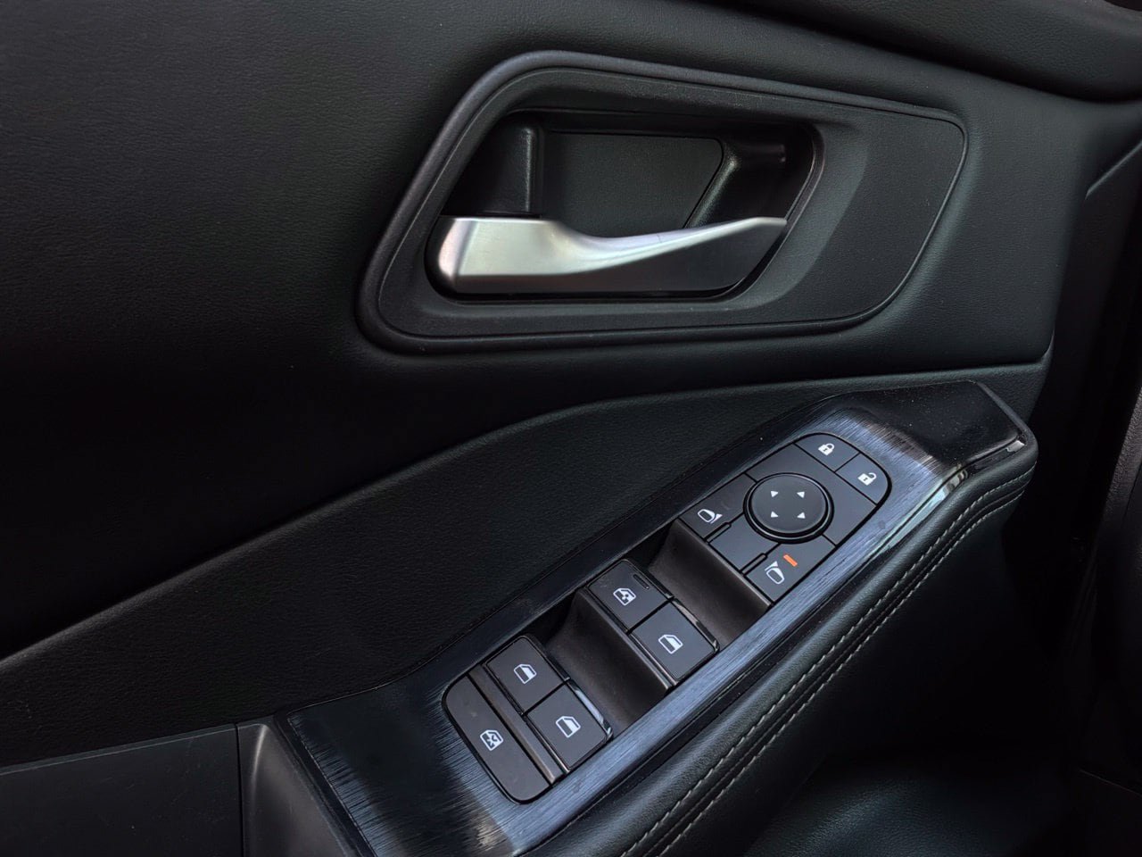 Used 2025 Nissan Rogue SV FWD image 22