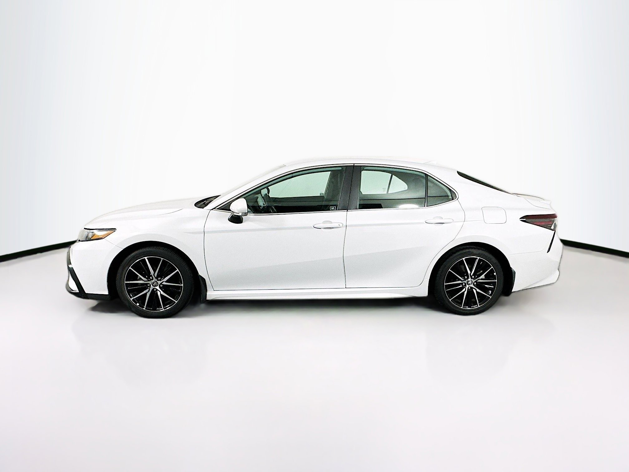 Used 2023 Toyota Camry SE image 4