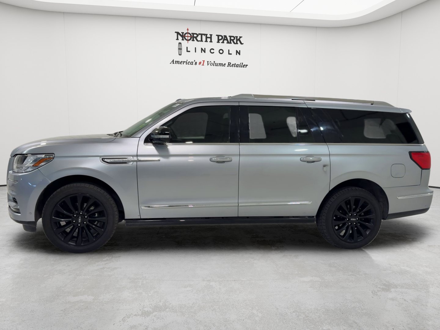 Used 2020 Lincoln Navigator L Reserve RWD image 2