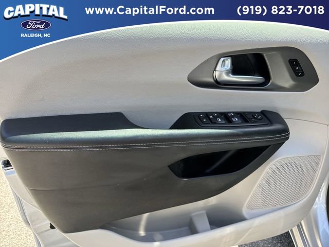 Used 2024 Chrysler Pacifica Touring-L FWD image 19