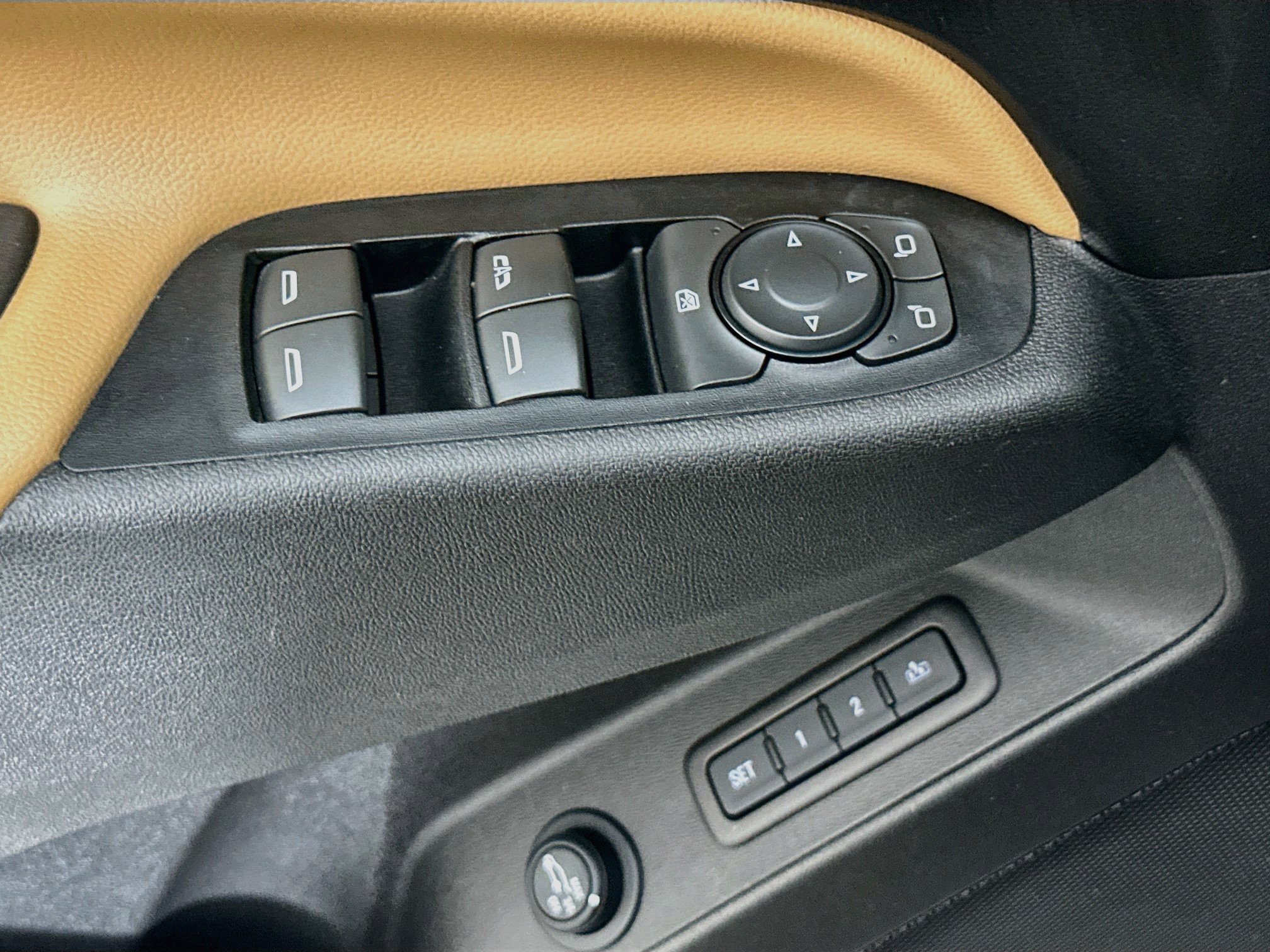 Used 2018 Chevrolet Equinox Premier w/ Infotainment II Package AWD/4WD image 15