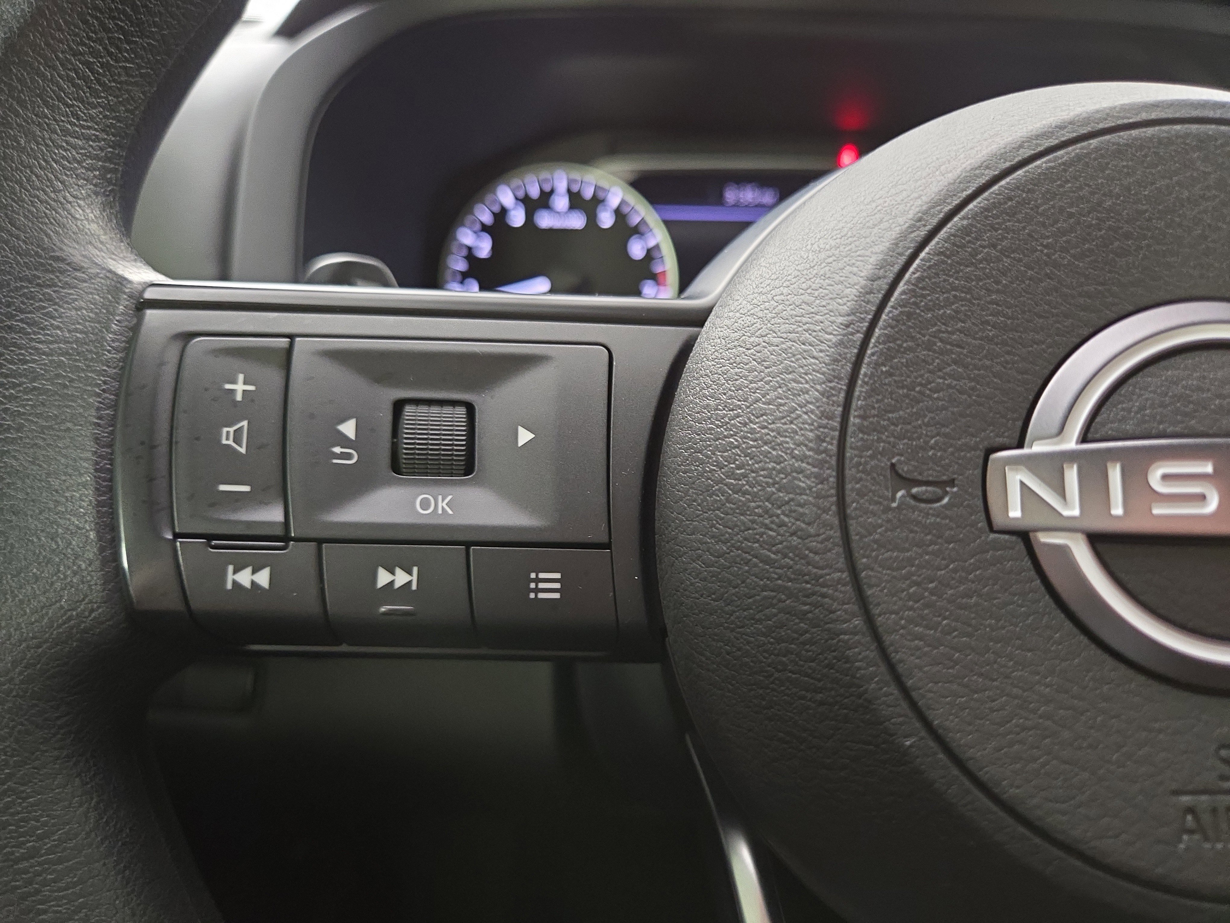 Used 2024 Nissan Pathfinder S image 15