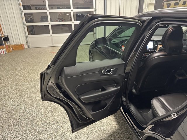 Used 2021 Volvo XC60 T5 Momentum w/ Protection Package Premier image 16