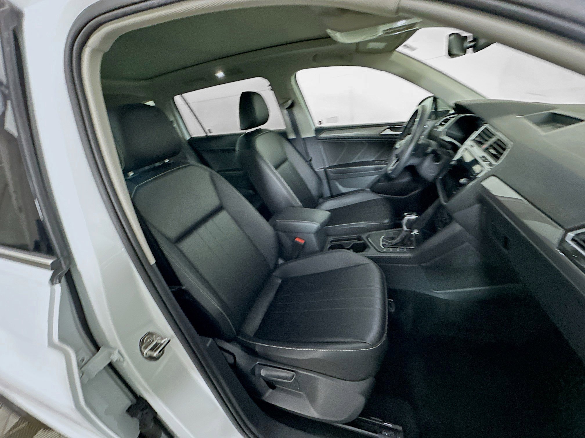 Used 2024 Volkswagen Tiguan SE image 28