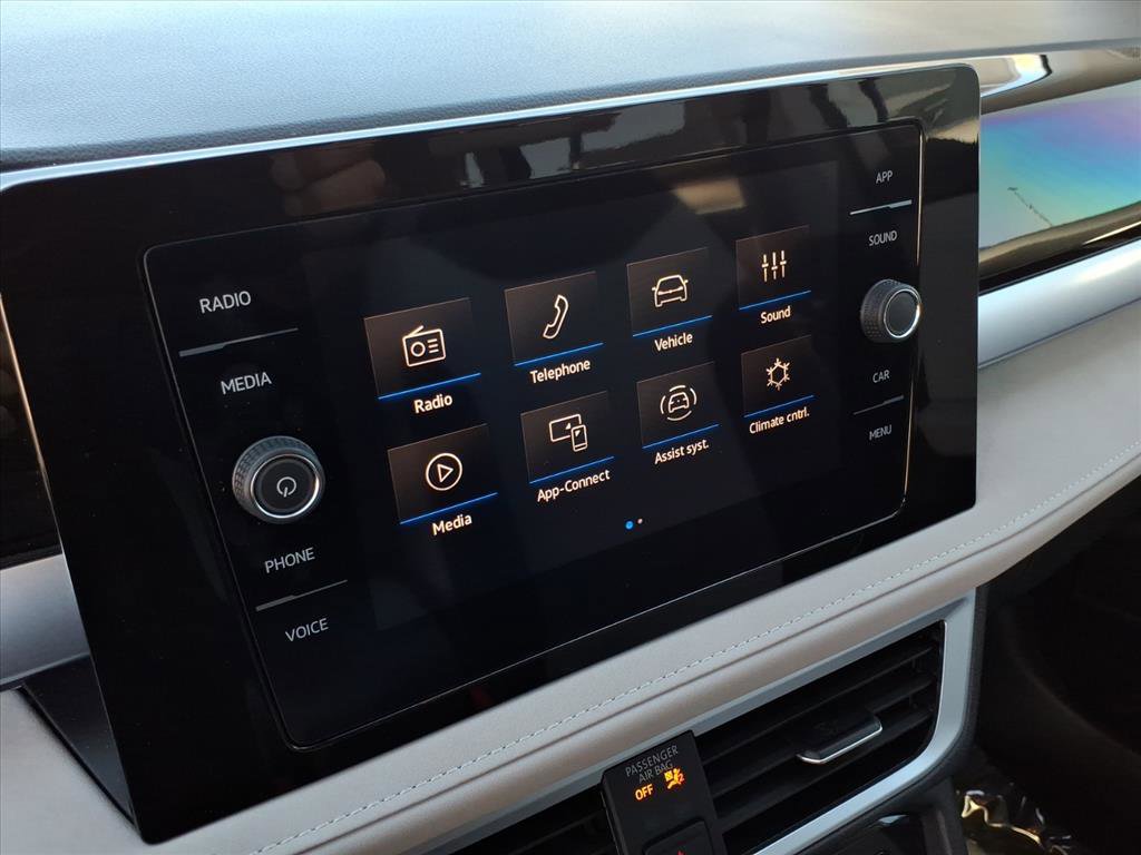 Certified 2025 Volkswagen Taos SE image 28