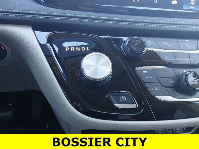 Used 2023 Chrysler Pacifica Touring-L image 15