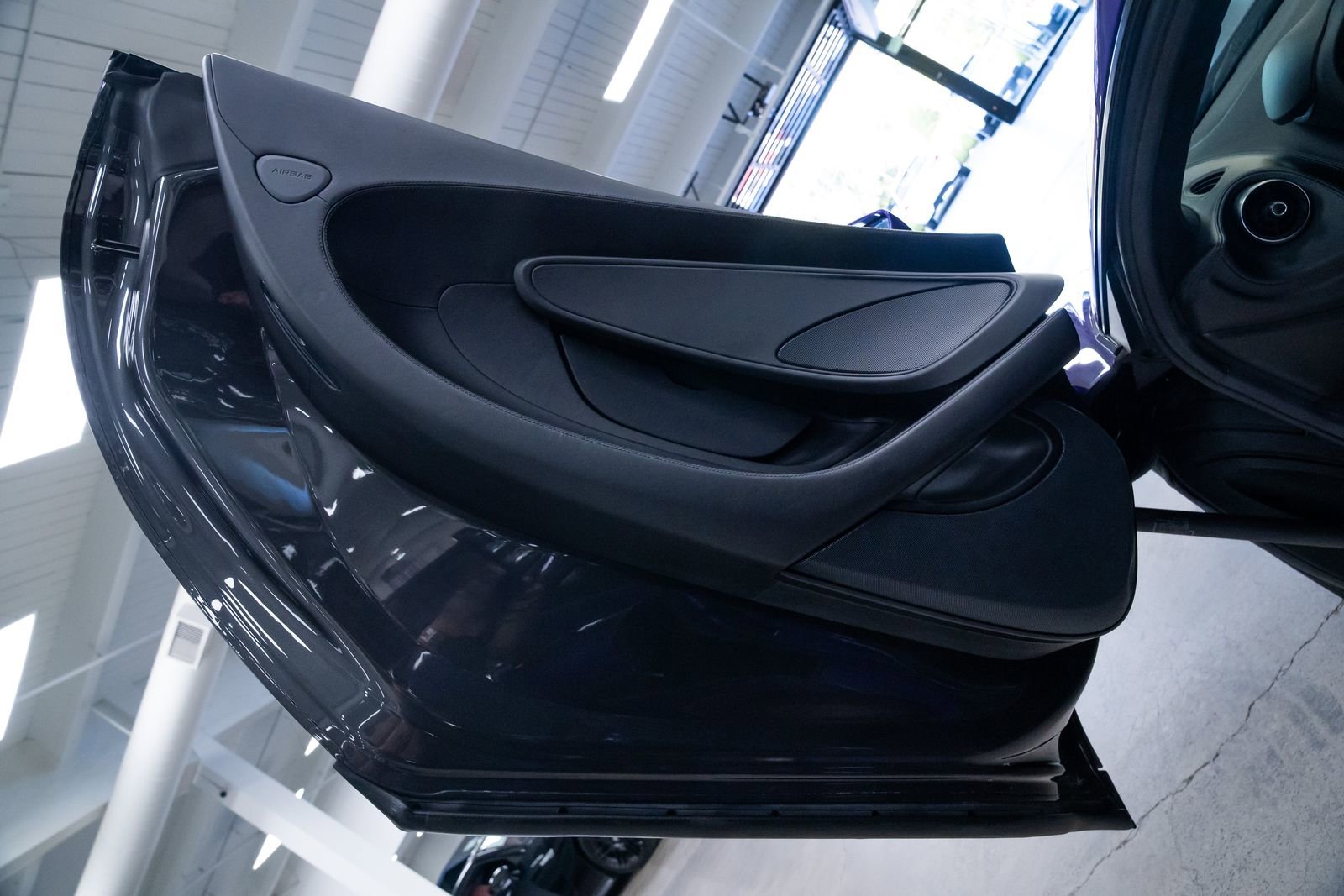 Used 2018 McLaren 570S Coupe RWD image 21