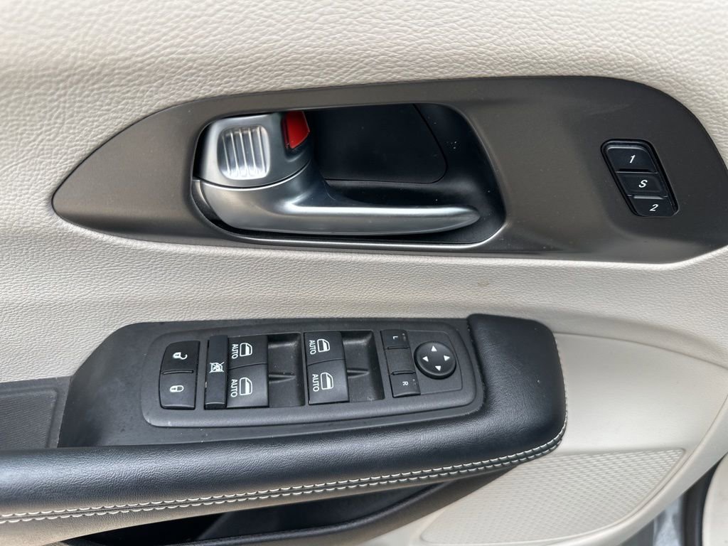 Used 2022 Chrysler Pacifica Touring-L w/ Uconnect Theater Family Group image 10