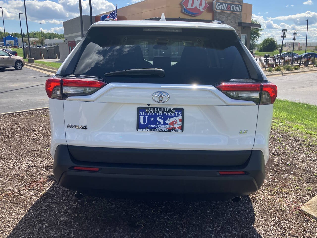 Used 2021 Toyota RAV4 LE FWD image 5