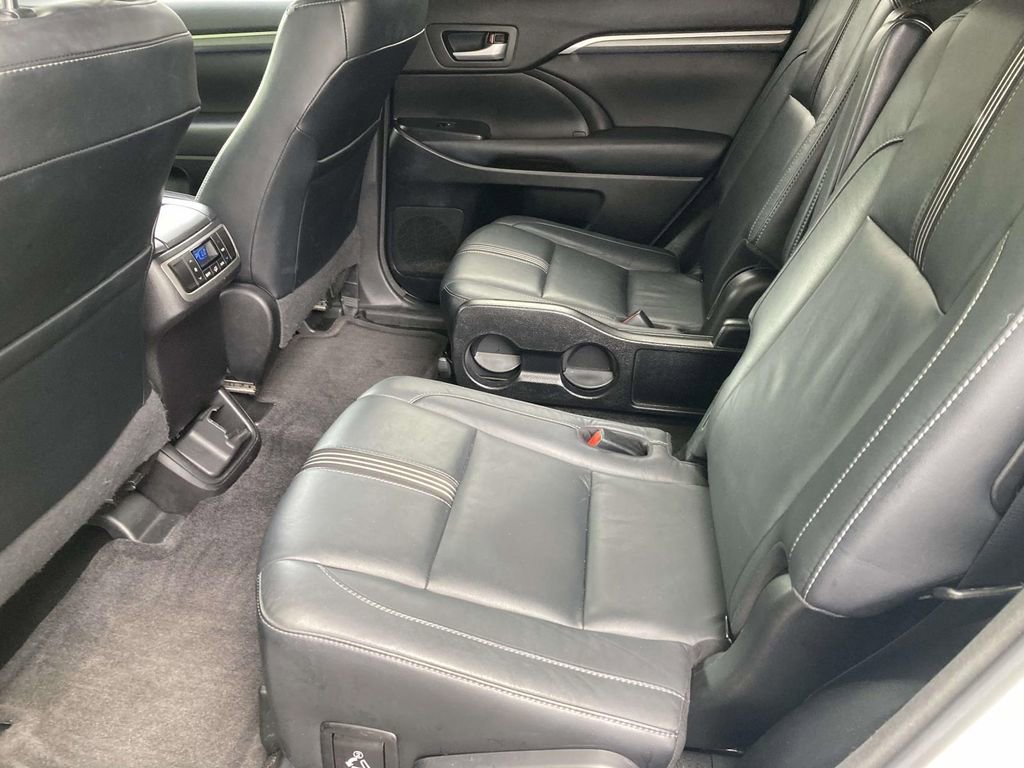 Used 2018 Toyota Highlander SE FWD image 9