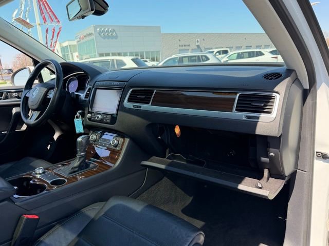 Used 2016 Volkswagen Touareg Sport AWD/4WD image 12