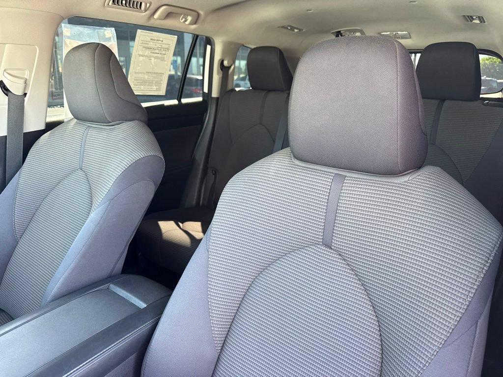 Used 2022 Toyota Highlander LE FWD image 23