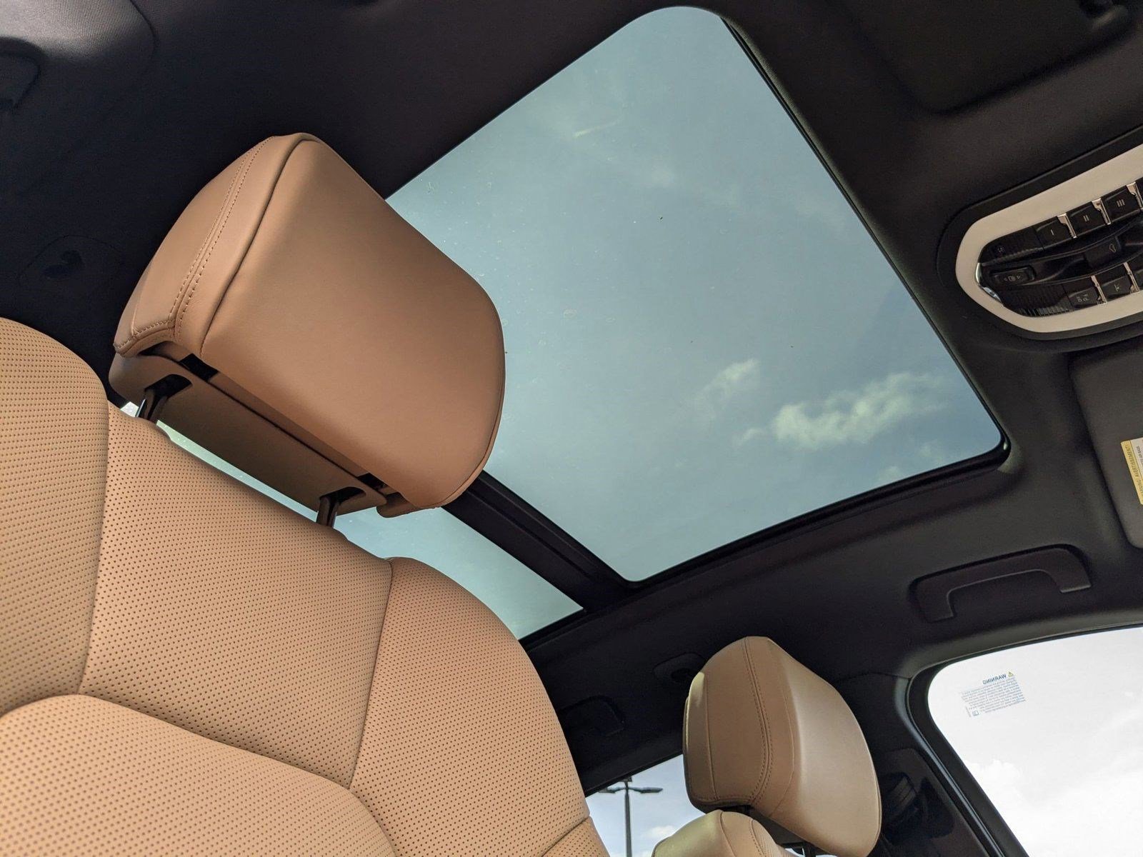 Certified 2025 Porsche Macan image 28